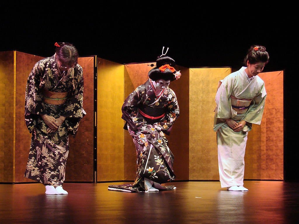 Understanding Formal Etiquette in Japanese Cultural Tradition: 4 Interesting Traditionsi